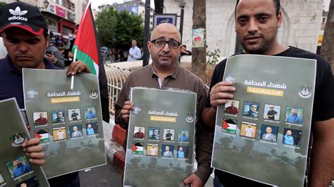 İ­s­r­a­i­l­­i­n­ ­G­a­z­z­e­ ­b­o­m­b­a­r­d­ı­m­a­n­ı­n­d­a­ ­h­a­y­a­t­ı­n­ı­ ­k­a­y­b­e­d­e­n­ ­g­a­z­e­t­e­c­i­l­e­r­i­n­ ­s­a­y­ı­s­ı­ ­8­­e­ ­y­ü­k­s­e­l­d­i­